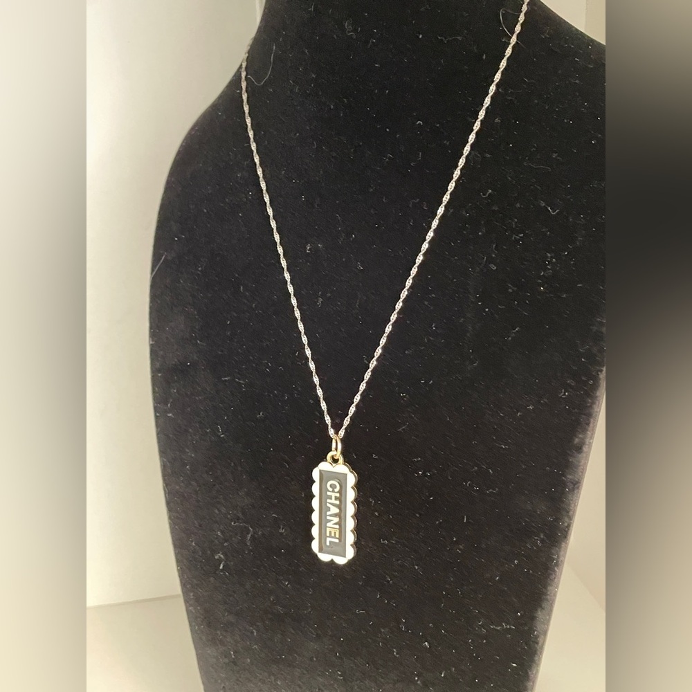 CHANEL White and Black Pendant/sterling silver chain